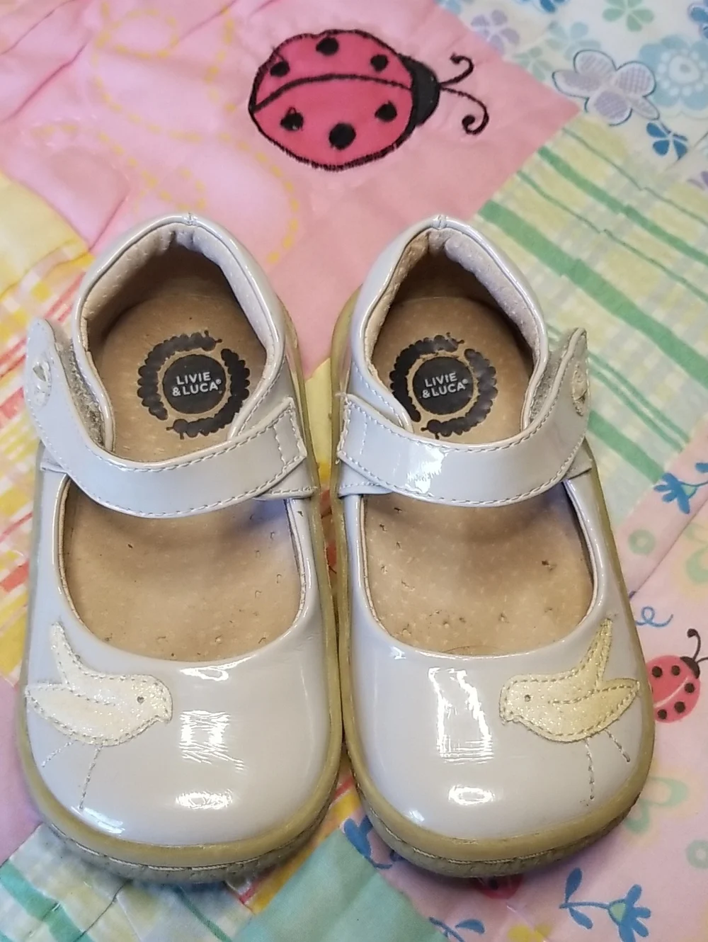 Livie & Luca Grey Patent Leather Mary Janes with Bird Applique Size 7 Pio Pio
